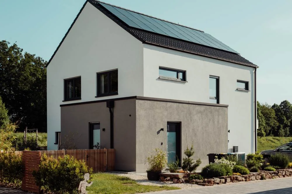Modernes Einfamilienhaus mit Solaranlage auf dem Dach
